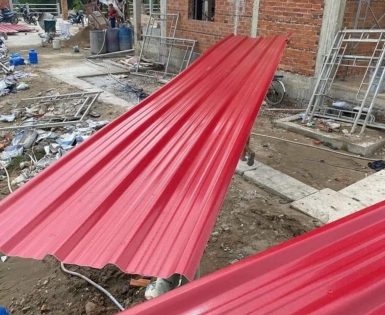 tôn nhựa pvc màu đỏ đô